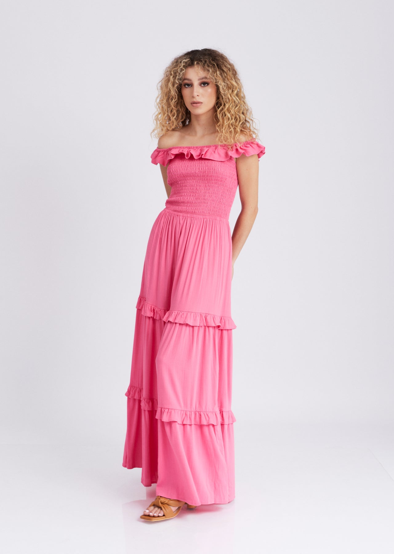 Mujer con vestido largo color fucsia