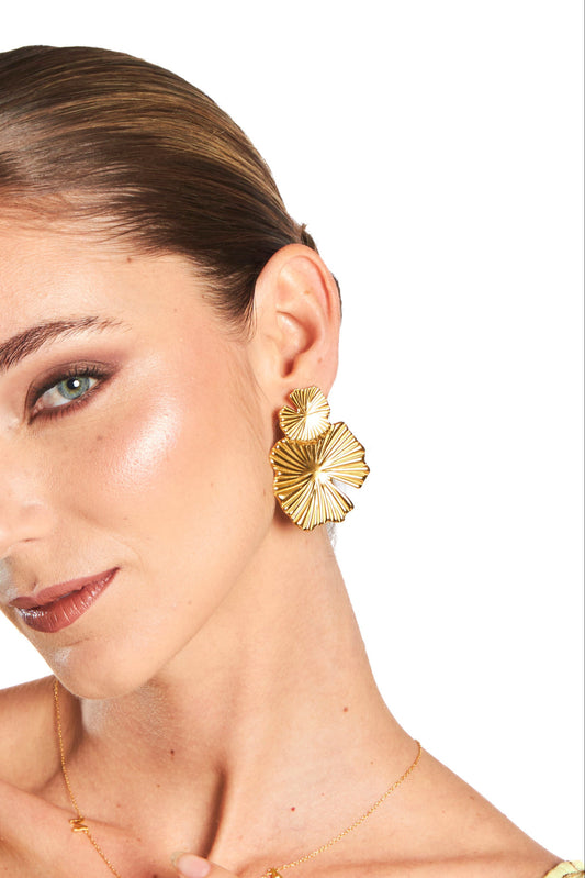 Arete de flor dorado