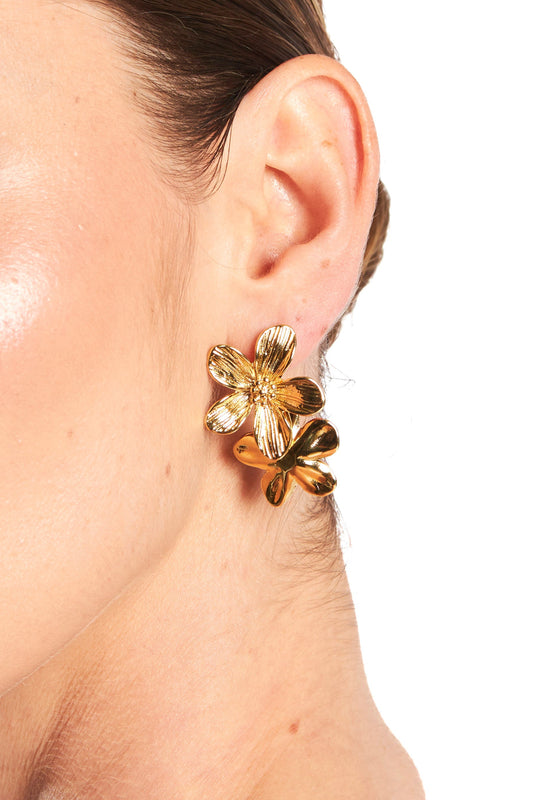 Arete de flor dorado