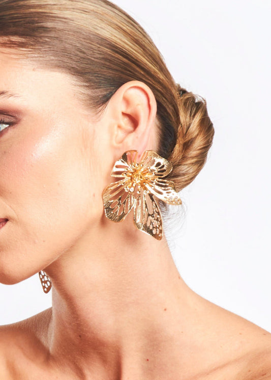 Arete de flor dorado