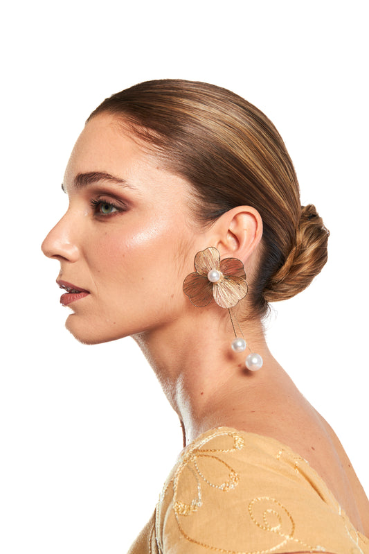 Arete colgante de flor dorado
