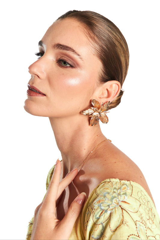 Arete de flor dorado