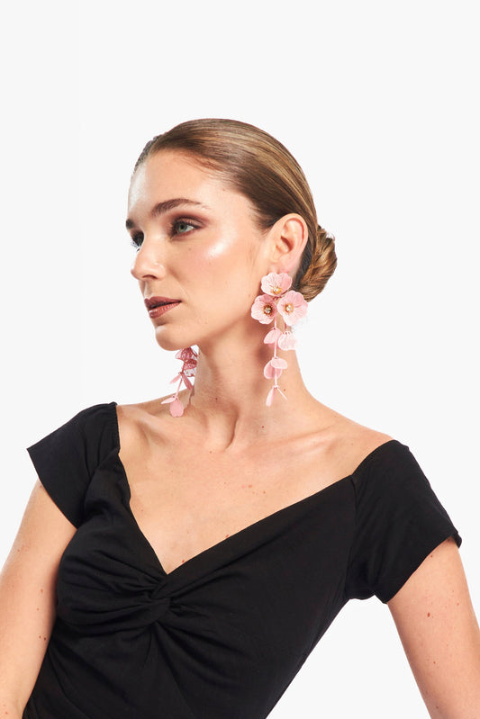 Arete colgante de flor rosa
