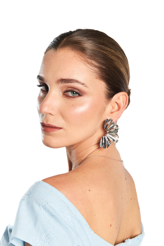 Arete de flor plateado