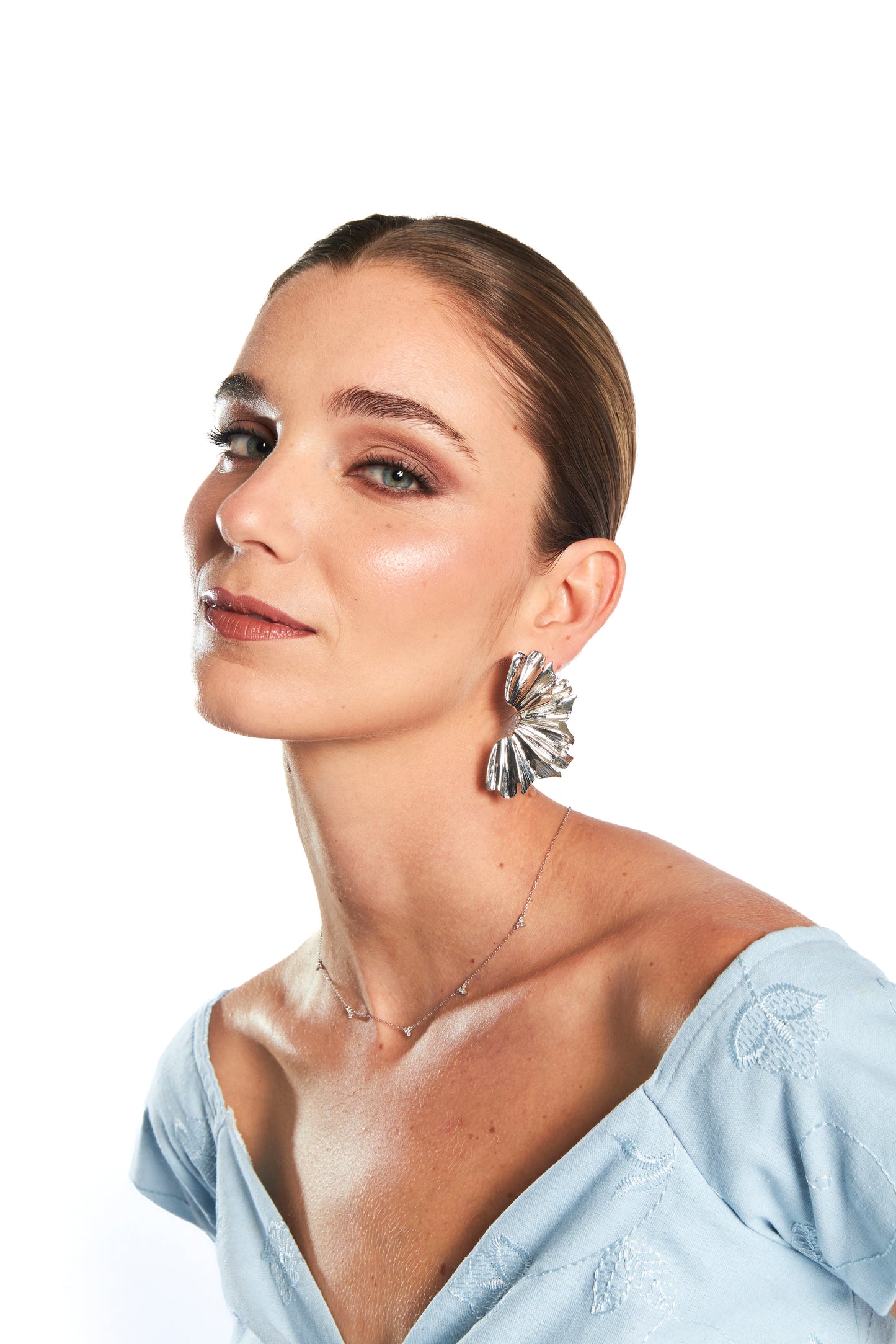 Arete de flor plateado