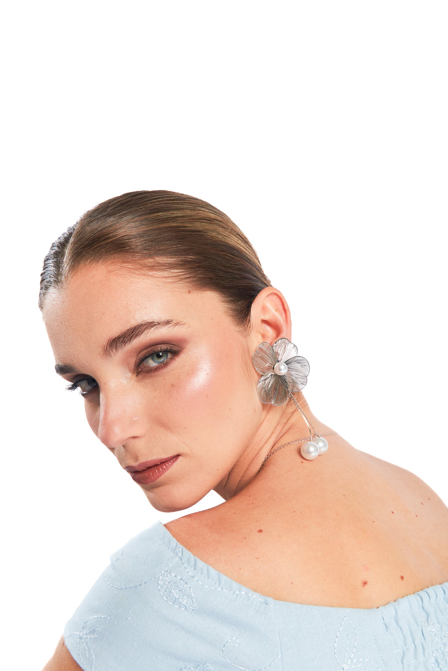 Arete colgante de flor plateado