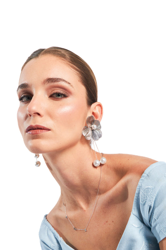 Arete colgante de flor plateado