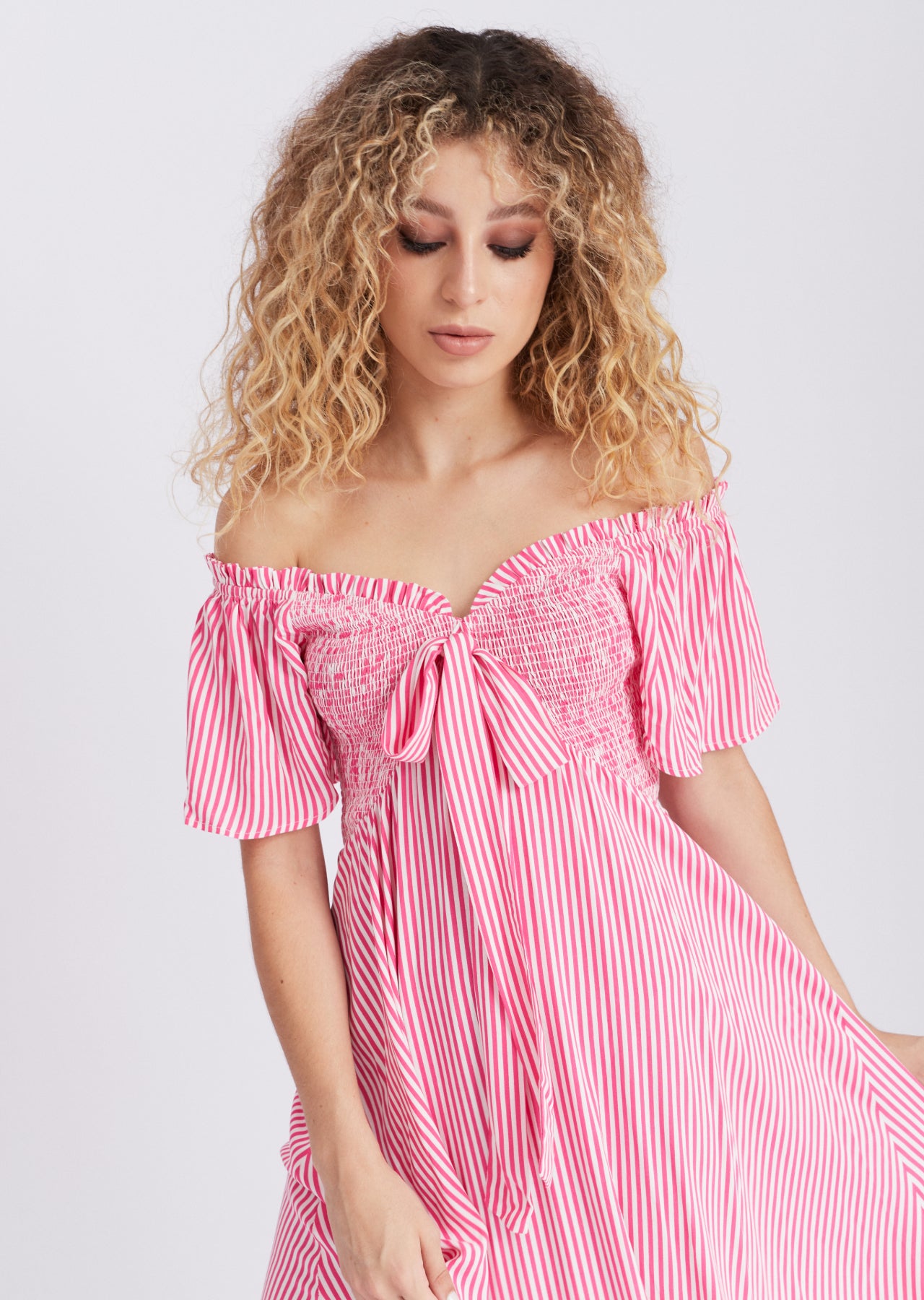 Mujer con vestido color fucsia.
