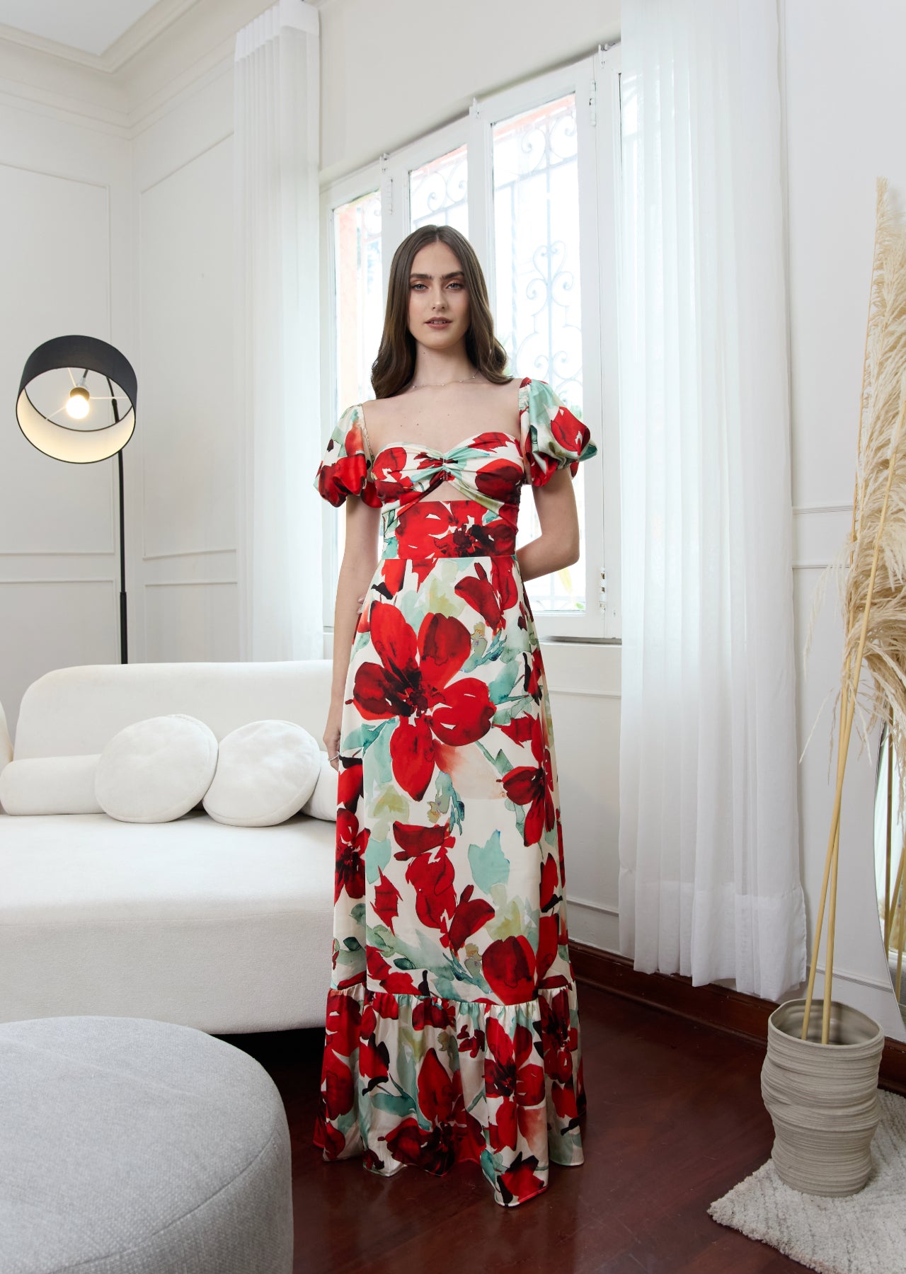 Mujer en sala con vestido de flores rojas