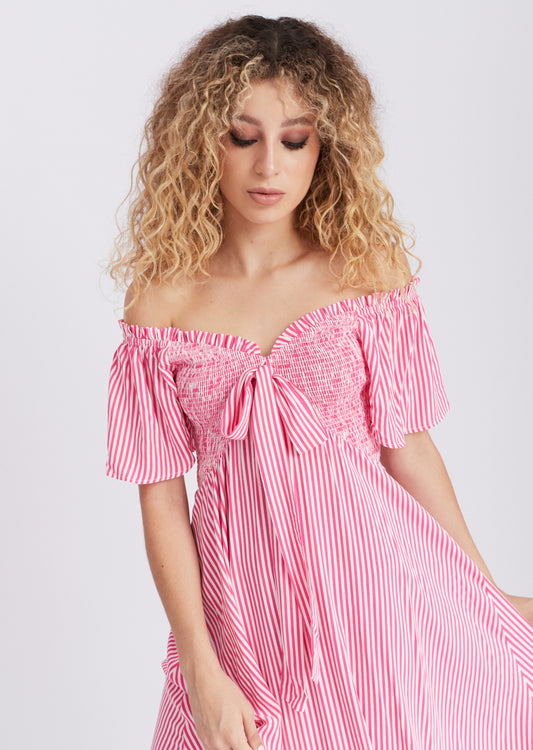 Mujer con vestido color fucsia.
