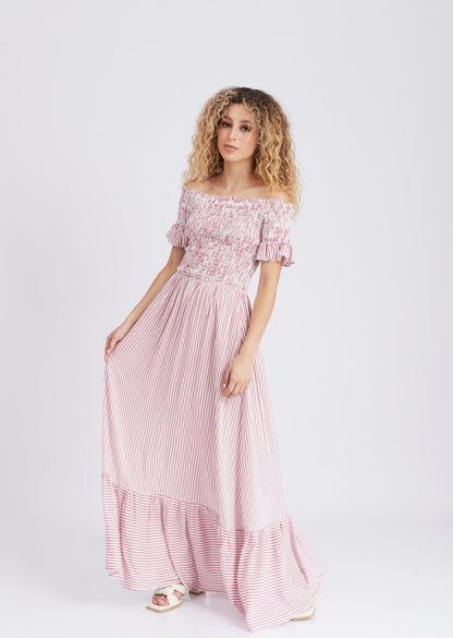 Mujer con vestido largo color rosado.
